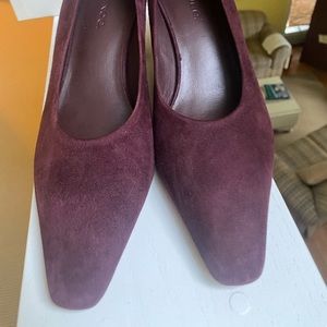 Gorgeous Vince women suede heels in rich dramatic merlot color